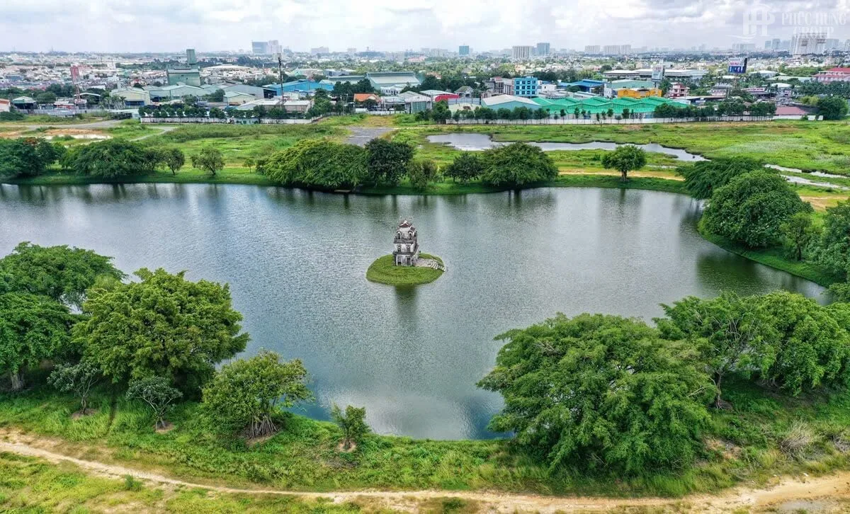 Hiện trạng hồ cảnh quan với công trình mô phỏng Tháp Rùa tại khu đất dự án Hồ Gươm Xanh Thuận An City