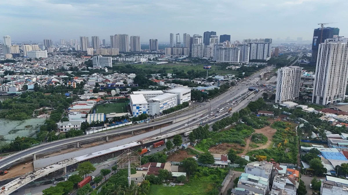 Toàn cảnh nút giao An Phú nhìn từ trên cao với cầu vượt đang thi công, khu vực kết nối gần dự án Gladia Heights