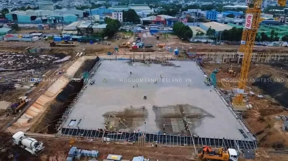 Công nhân đổ bê tông sàn tại công trường thi công Hồ Gươm Xanh
