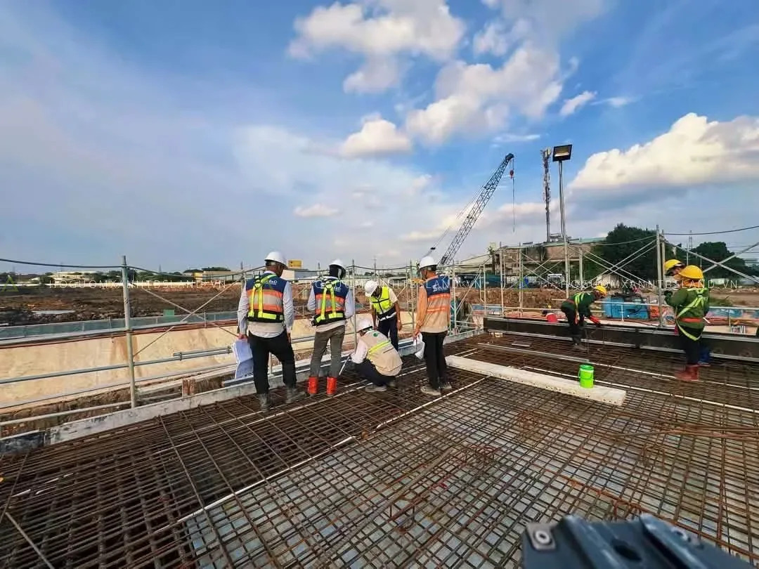 Công nhân thi công cốt thép sàn trên công trường Hồ Gươm Xanh
