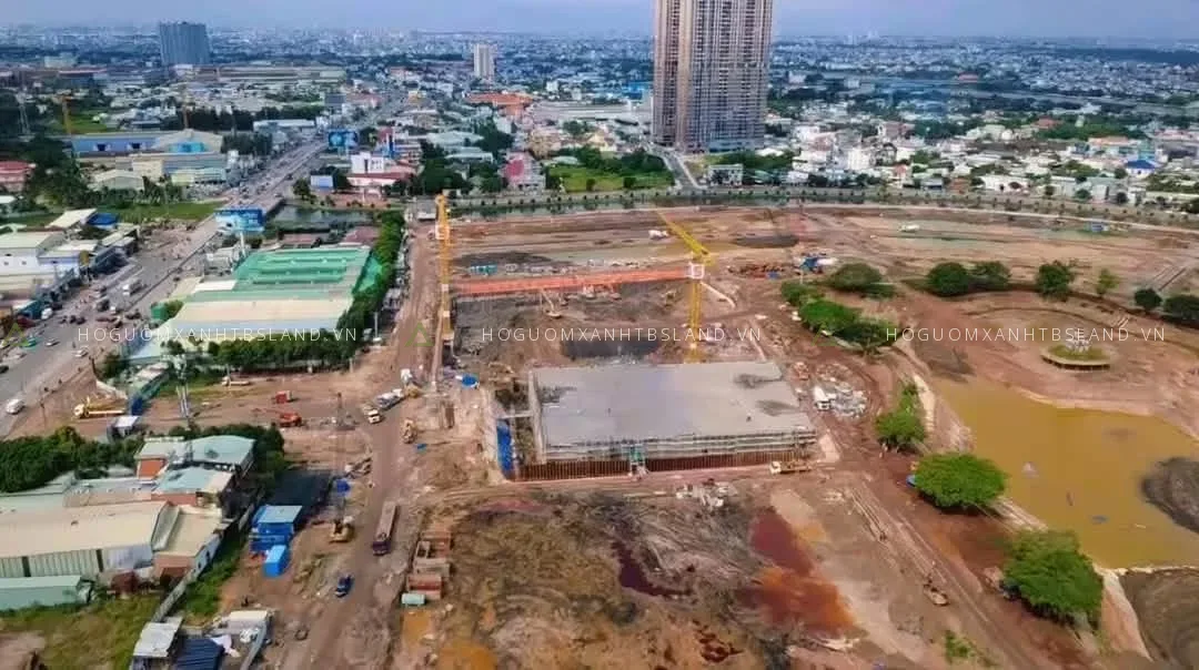 Công trường Hồ Gươm Xanh với khối nhà đã đổ sàn bê tông và cẩu tháp hoạt động