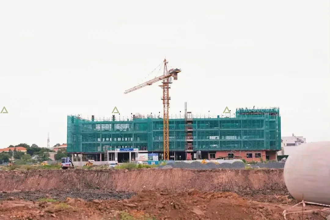 Khối nhà bọc lưới bảo hộ đang thi công phần thân tại Hồ Gươm Xanh