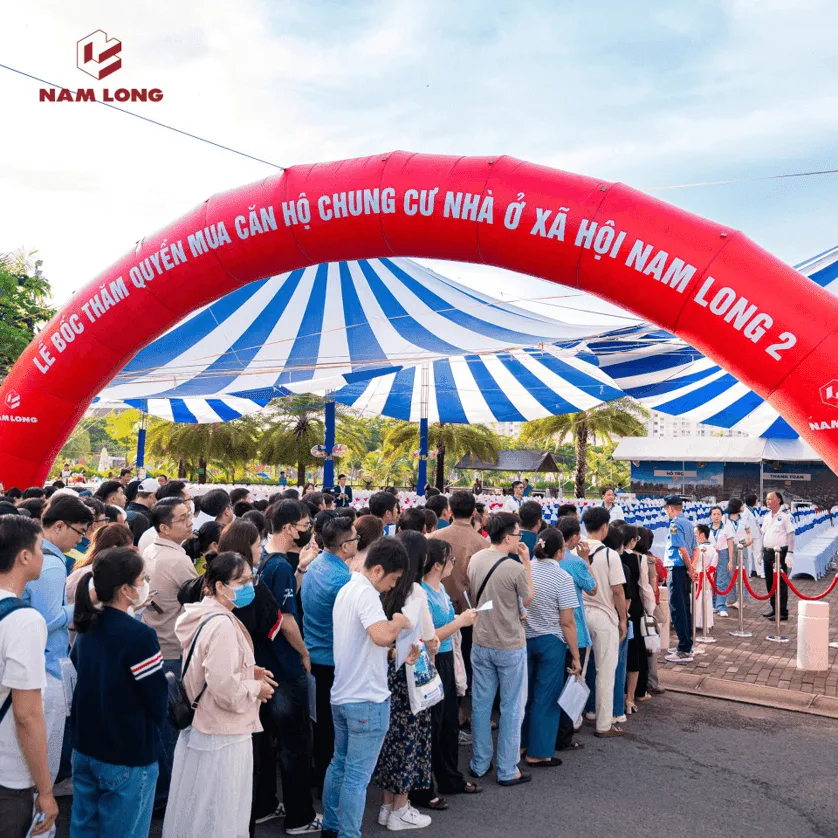 Người dân xếp hàng tham dự lễ bốc thăm quyền mua Nhà ở xã hội Nam Long 2