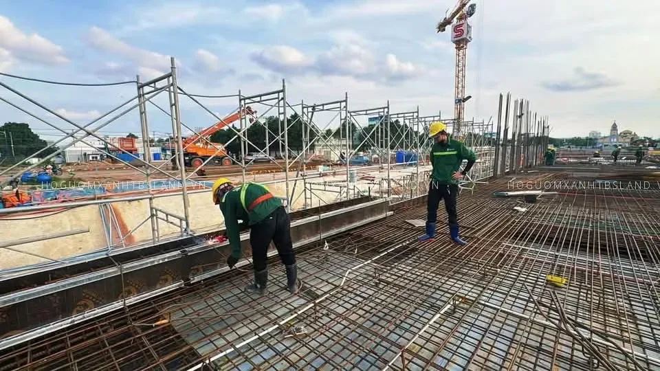 Đội ngũ kỹ sư giám sát công tác lắp dựng cốt thép tại dự án Hồ Gươm Xanh