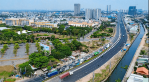 Toàn cảnh quốc lộ 13 nhìn từ trên cao, đoạn qua khu đô thị hóa dày đặc phía Đông TP.HCM