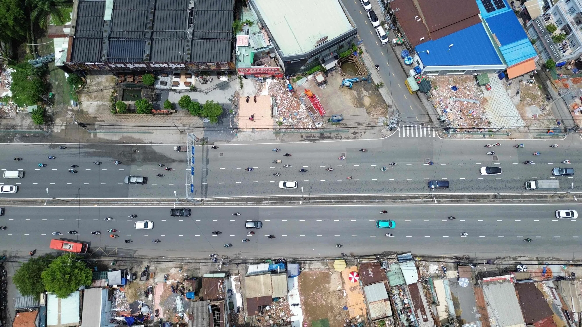 Mặt bằng hai bên tuyến Quốc lộ 13 đang được giải phóng để phục vụ thi công mở rộng