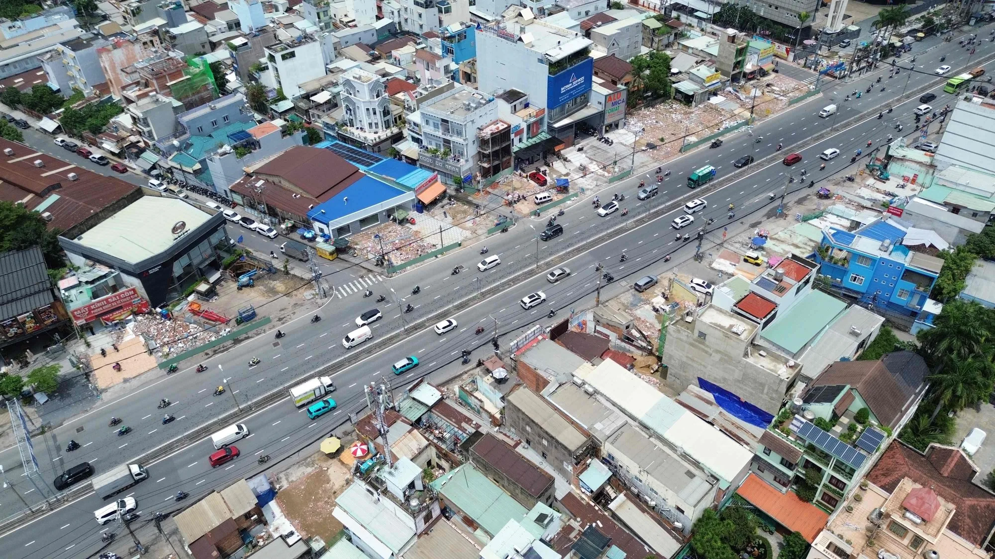 Quốc lộ 13 hiện hữu với lưu lượng phương tiện đông đúc, đoạn chuẩn bị giải phóng mặt bằng